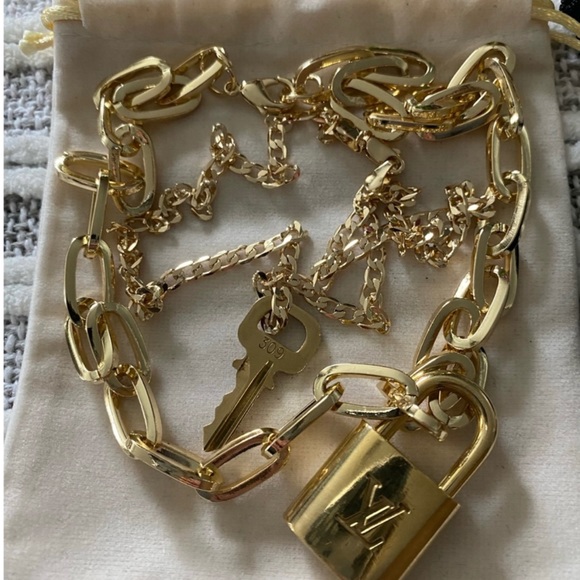 Louis Vuitton - Picture 2 of 2